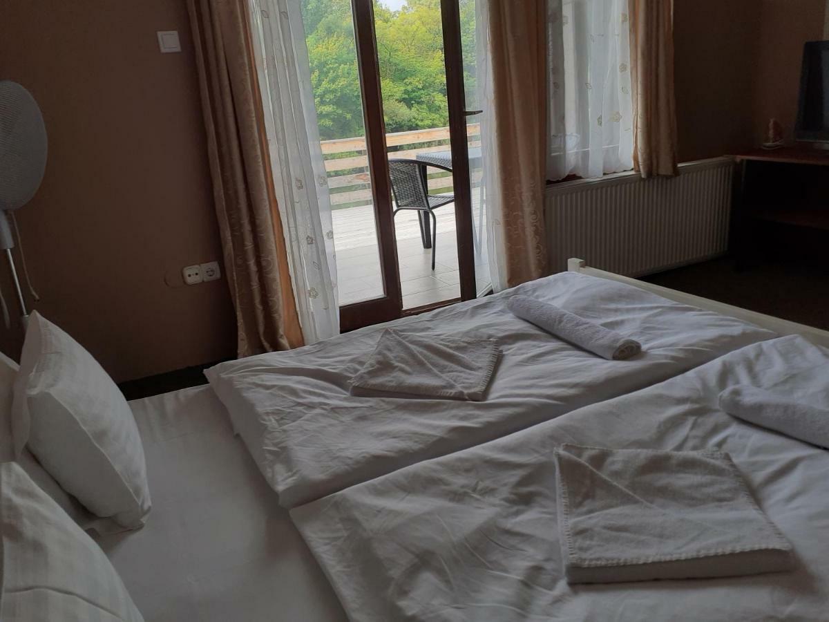 VeresegyházTavi Panzio Es Etterem住宿加早餐旅馆 外观 照片